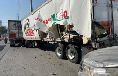 Mueren dos hombres tras choque de tráiler y tren en Monterrey