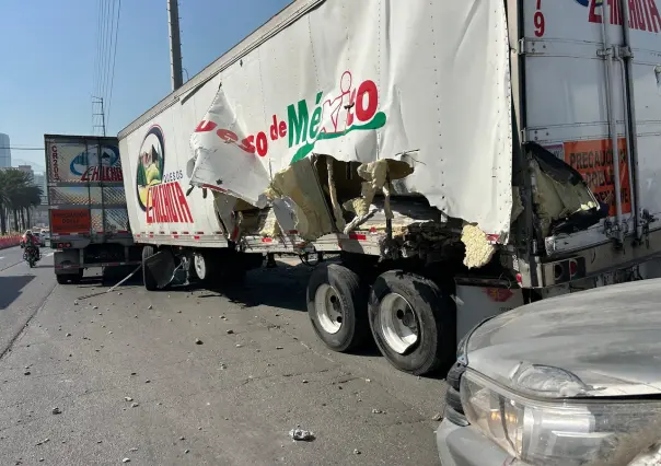 Mueren dos hombres tras choque de tráiler y tren en Monterrey