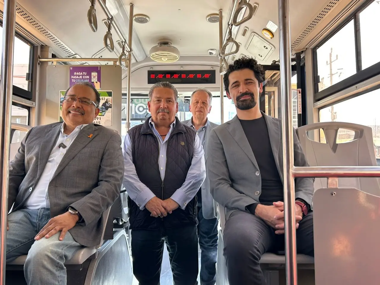 El Secretario de Movilidad, Hernán Villarreal y el alcalde de Escobedo, Andrés Mijes junto con otras autoridades. Foto: Gobierno de Escobedo