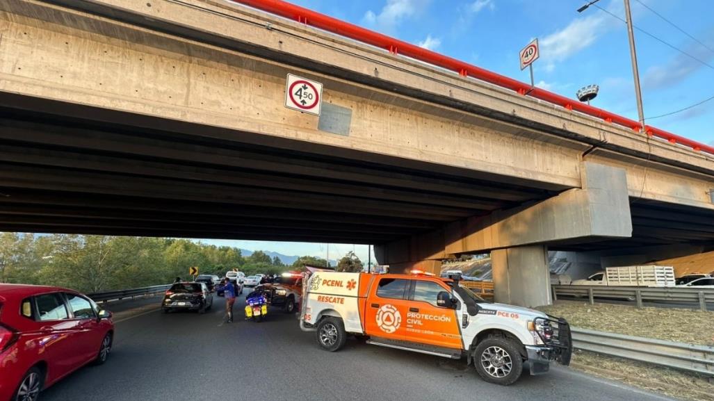 Impactante accidente: vehículo cae de puente sobre 2 automovilistas en Monterrey (FOTOS)