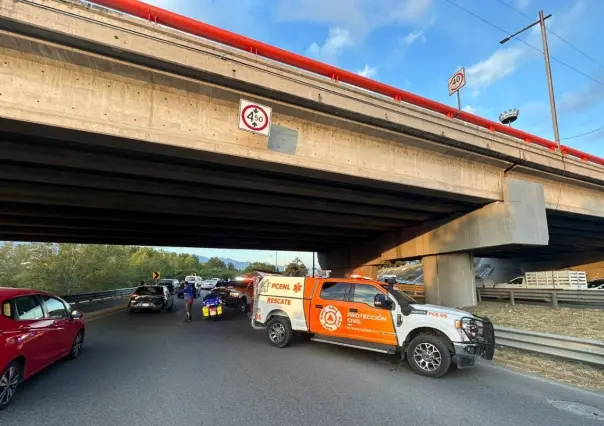 Impactante accidente: vehículo cae de puente sobre 2 automovilistas en Monterrey (FOTOS)