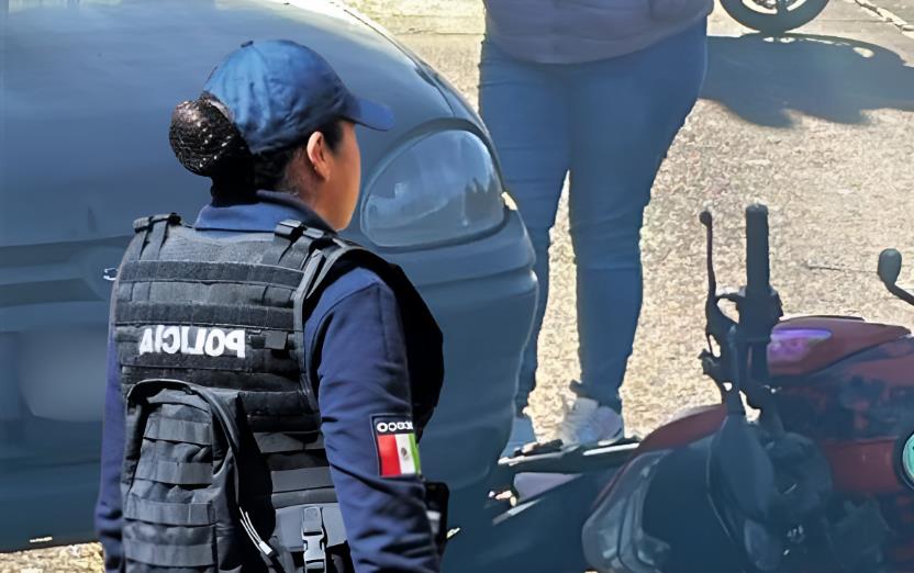 Automóvil aplastando la motocicleta, al frente una policía de la SSC.    Foto: Ramón Ramírez