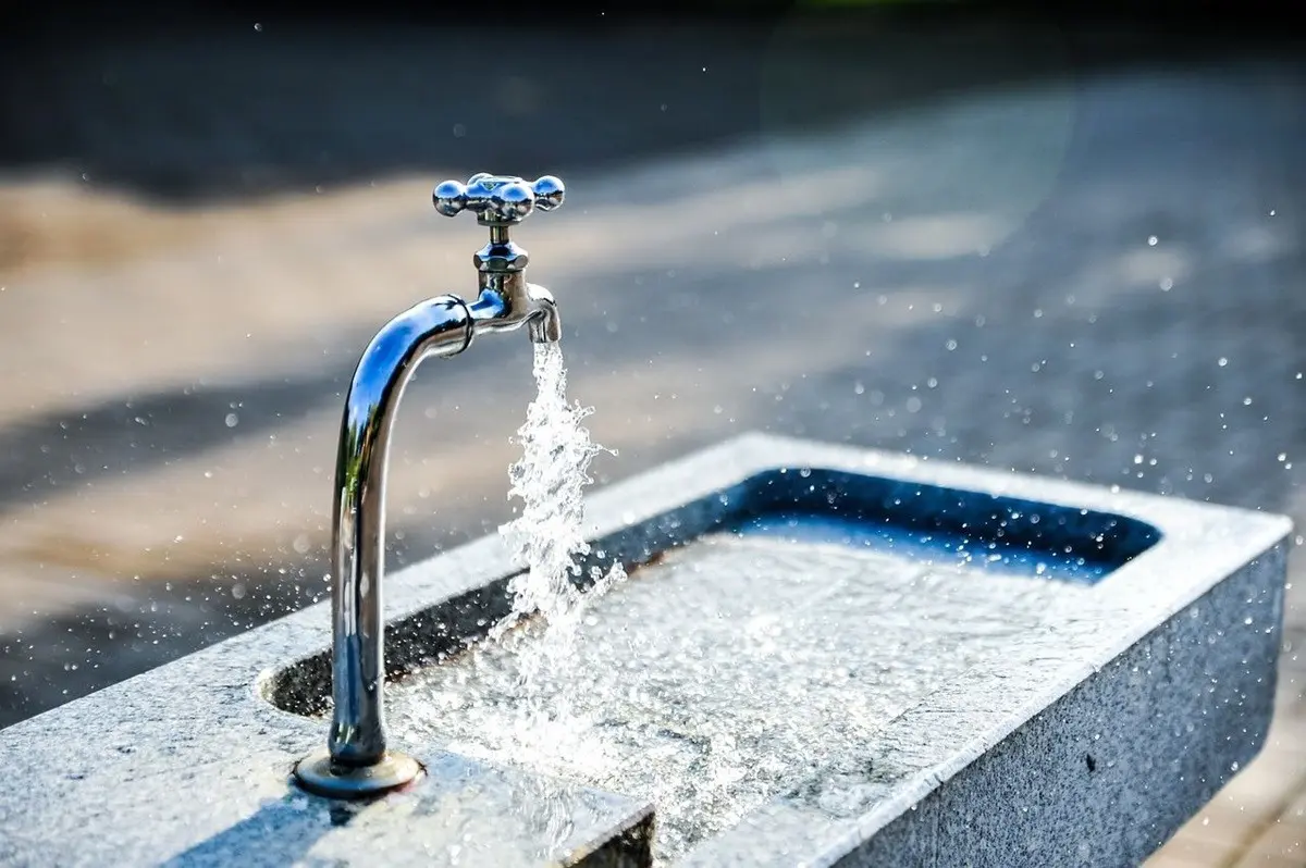 Trabajos de Agua y Drenaje interrumpirán servicio en Santa Catarina y García. Foto: Canva.