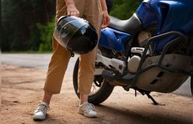 Uso de casco evita lesiones graves en un motociclista atropellado