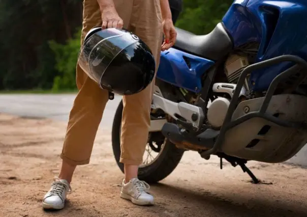 Uso de casco evita lesiones graves en un motociclista atropellado