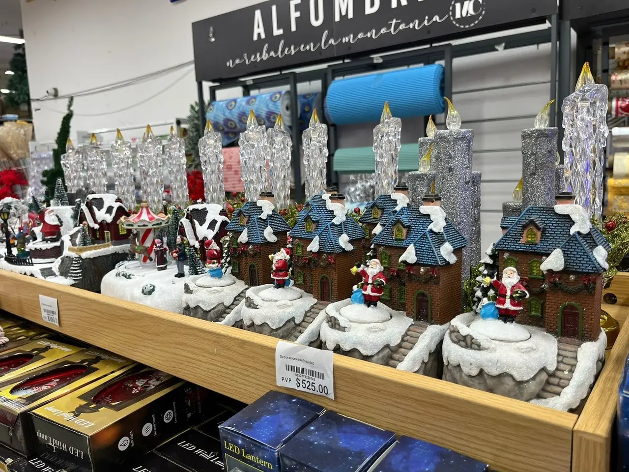 Si eres amante de la navidad, también podrás comprar la decoración como velas, nochebuenas y material para hacer manualidades. Foto: POSTA.