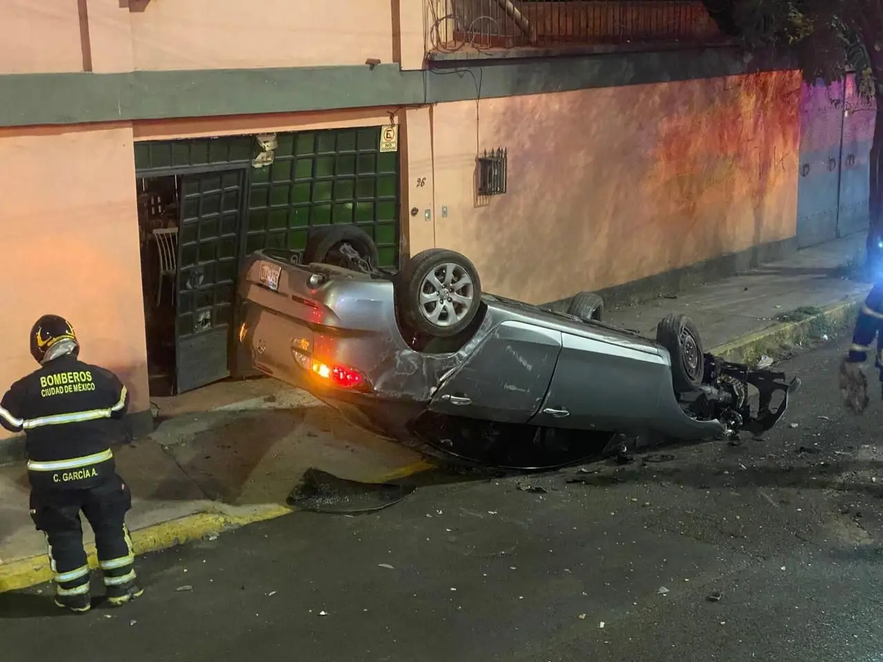 Automóvil volcado en la alcaldía Benito Juárez.   Foto: Ramón Ramírez