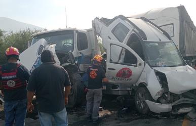 Accidente múltiple de tráileres deja 5 lesionados en Libramiento Noroeste