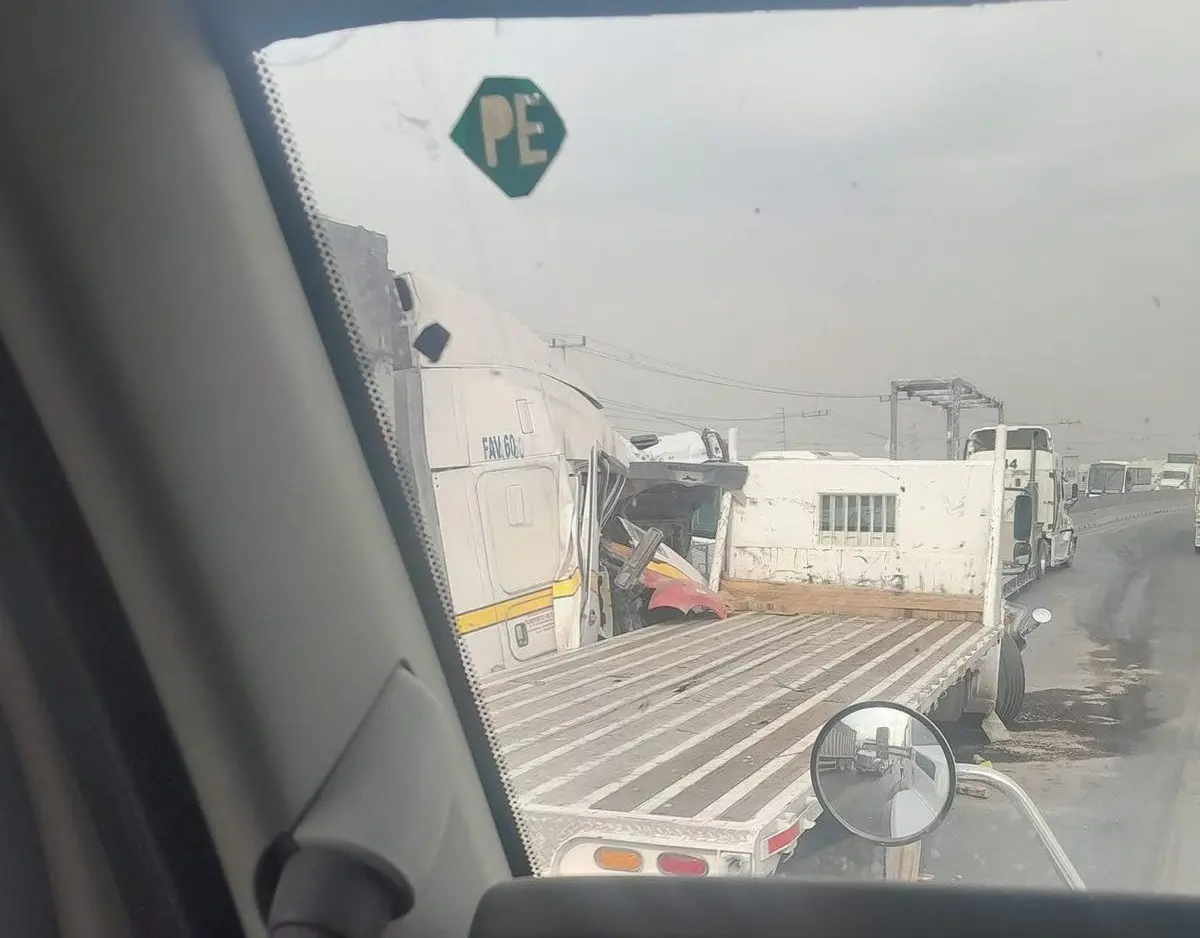 Accidente múltiple de tráileres deja 5 lesionados en Libramiento Noroeste
