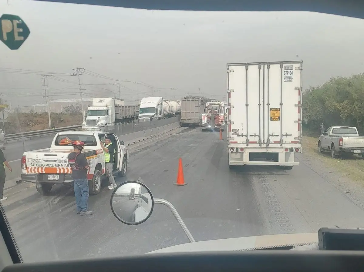 Accidente múltiple de tráileres deja 5 lesionados en Libramiento Noroeste