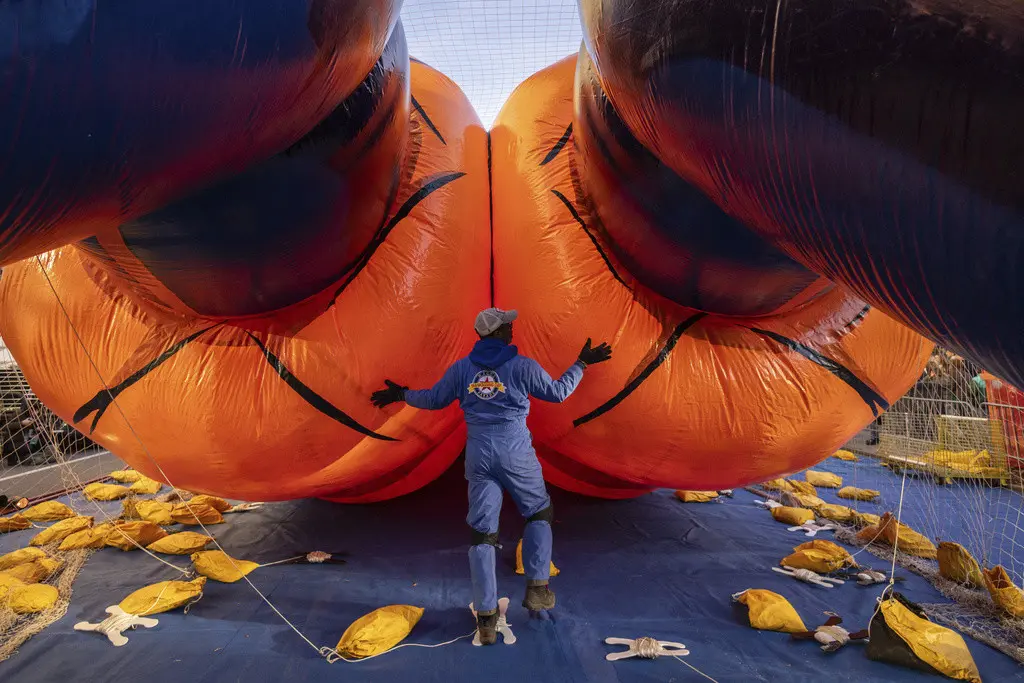 Una persona infla un globo con la forma de Goku en preparación para el desfile de Acción de Gracias de Macys, el miércoles 27 de noviembre de 2024, en Nueva York. (Foto AP/Yuki Iwamura)