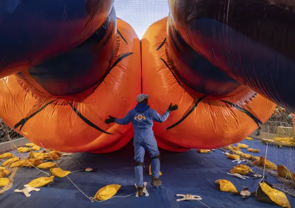 Globos gigantes listos para el Desfile de Acción de Gracias de Macy’s