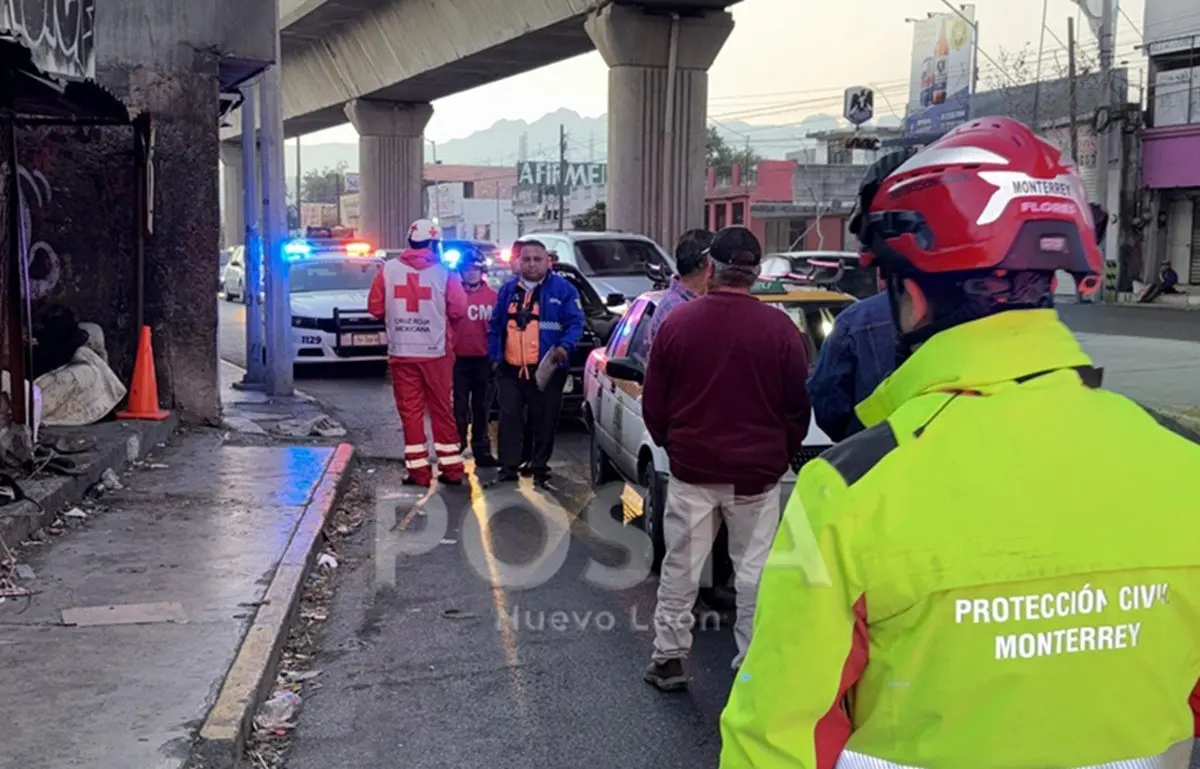 Paramédicos y autoridades brindan ayuda a una mujer de la tercera edad y en condición de calle que fue atropellada en la zona norte de Monterrey. Foto: Raymudo Elizalde