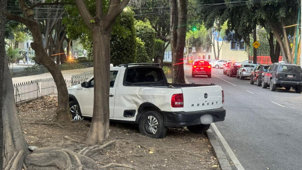 Por no respetar el semáforo, choca y deja vehículo sobre jardinera