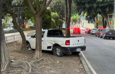 Por no respetar el semáforo, choca y deja vehículo sobre jardinera