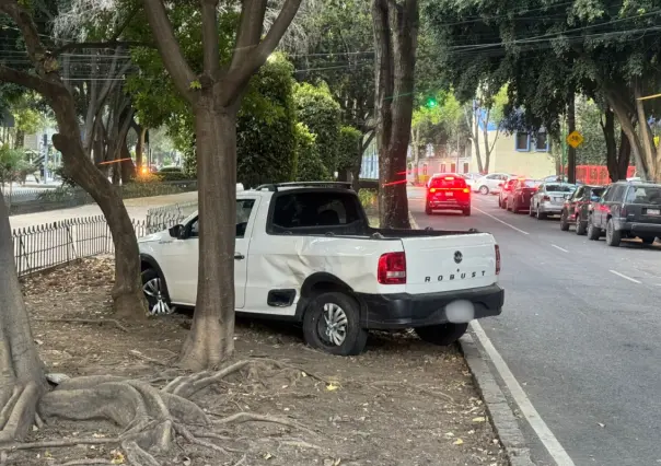 Por no respetar el semáforo, choca y deja vehículo sobre jardinera