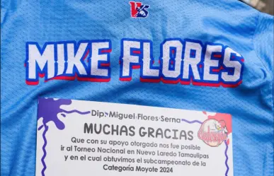 Miguel A. Flores dona sueldo a equipo de beisbol infantil