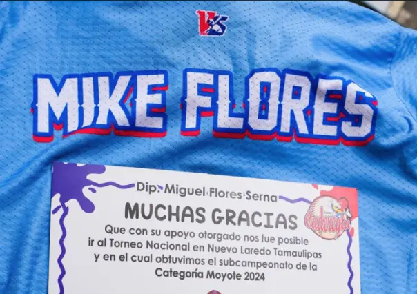 Miguel A. Flores dona sueldo a equipo de beisbol infantil