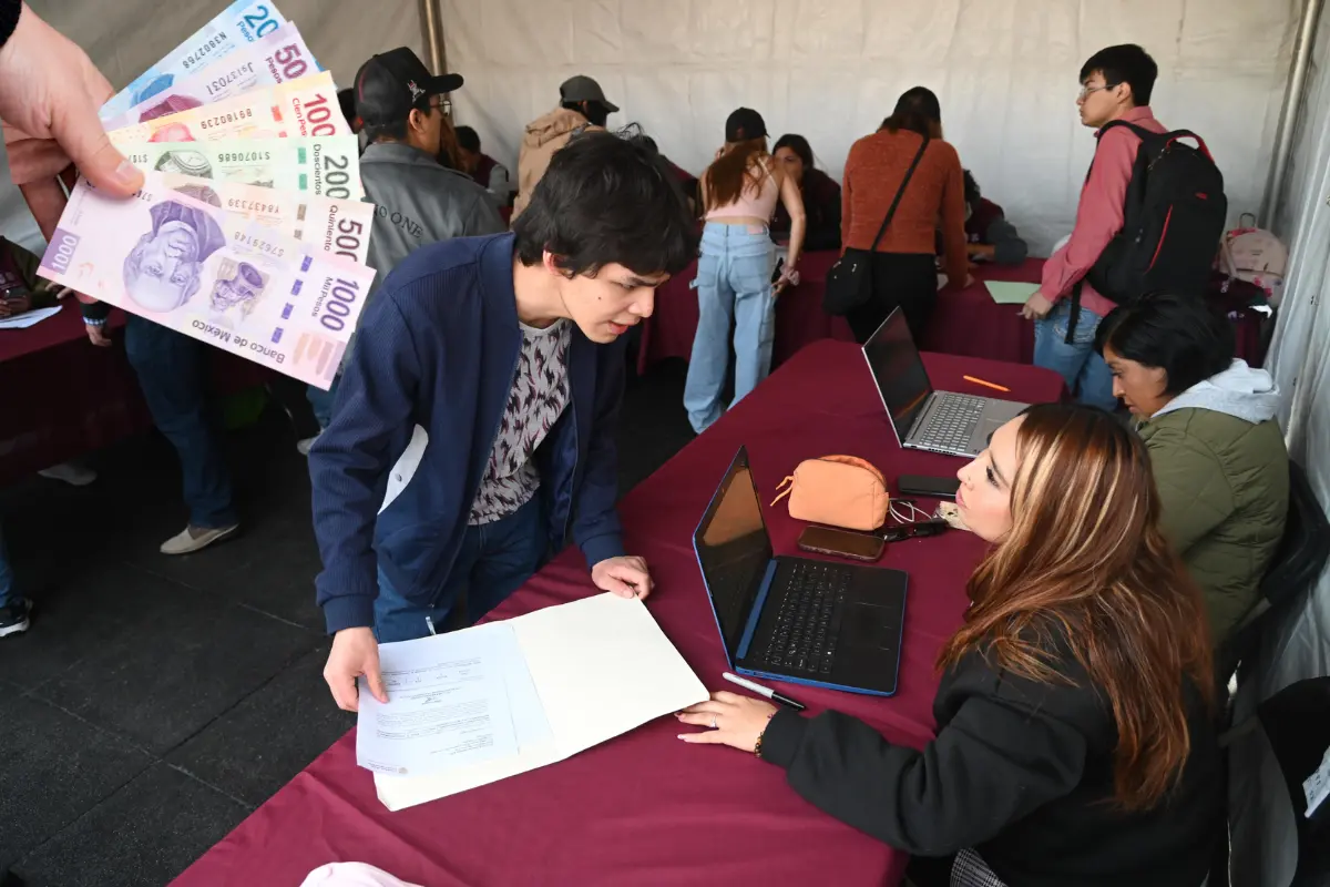 De fondo joven tramitando apoyo económico, mano con billetes. Foto: Jefatura de Gobierno/Canva