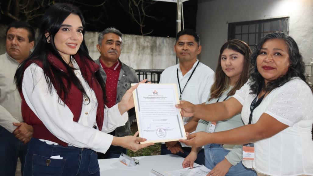 Melissa Puga, primera mujer alcaldesa de Izamal, recibe constancia de mayoría