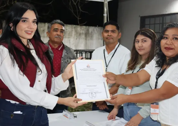 Melissa Puga, primera mujer alcaldesa de Izamal, recibe constancia de mayoría