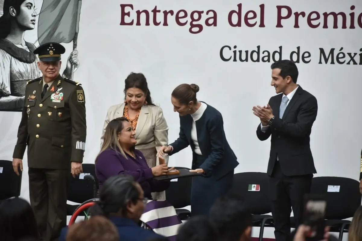 Claudia Sheinbaum junto a Clara Brugada y Rommel Pacheco haciendo entrega de premio Foto: Enrique Pérez