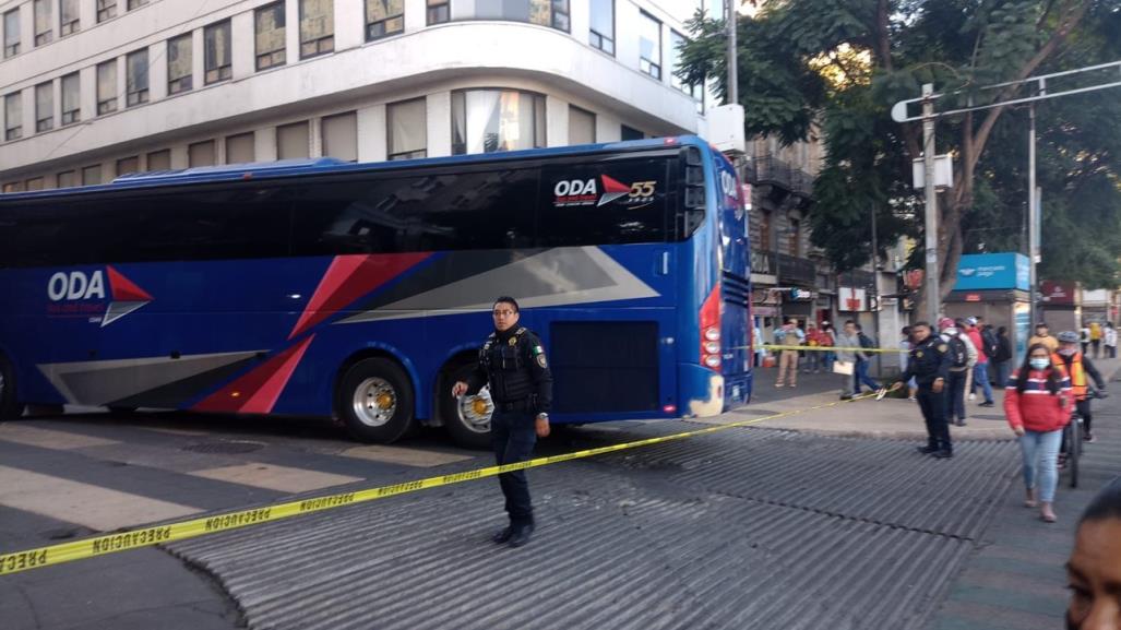 Muere hombre atropellado por autobús de pasajeros, viajaba en scooter