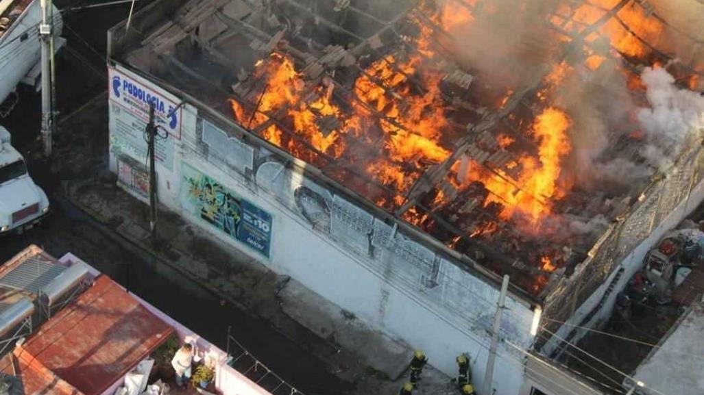 Fuerte incendio consume maderería en Nezahualcóyotl y deja varios afectados