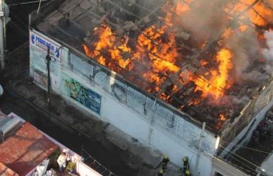 Fuerte incendio consume maderería en Nezahualcóyotl y deja varios afectados