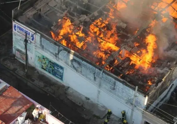 Fuerte incendio consume maderería en Nezahualcóyotl y deja varios afectados