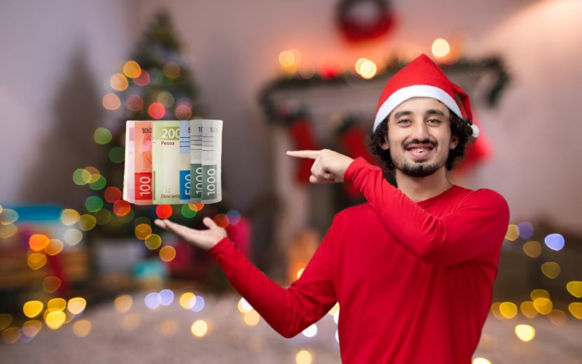 Hombre vestido con elementos navideños y dinero en la mano.    Foto: Freepik, edición en Canva.