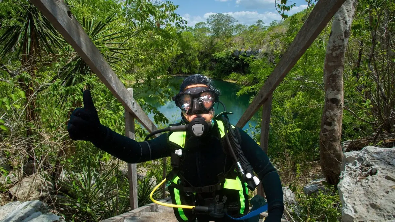 El Cenote Sabak-Ha es un cenote de tipo abierto con caída libre. Foto: @Flickr y Canva