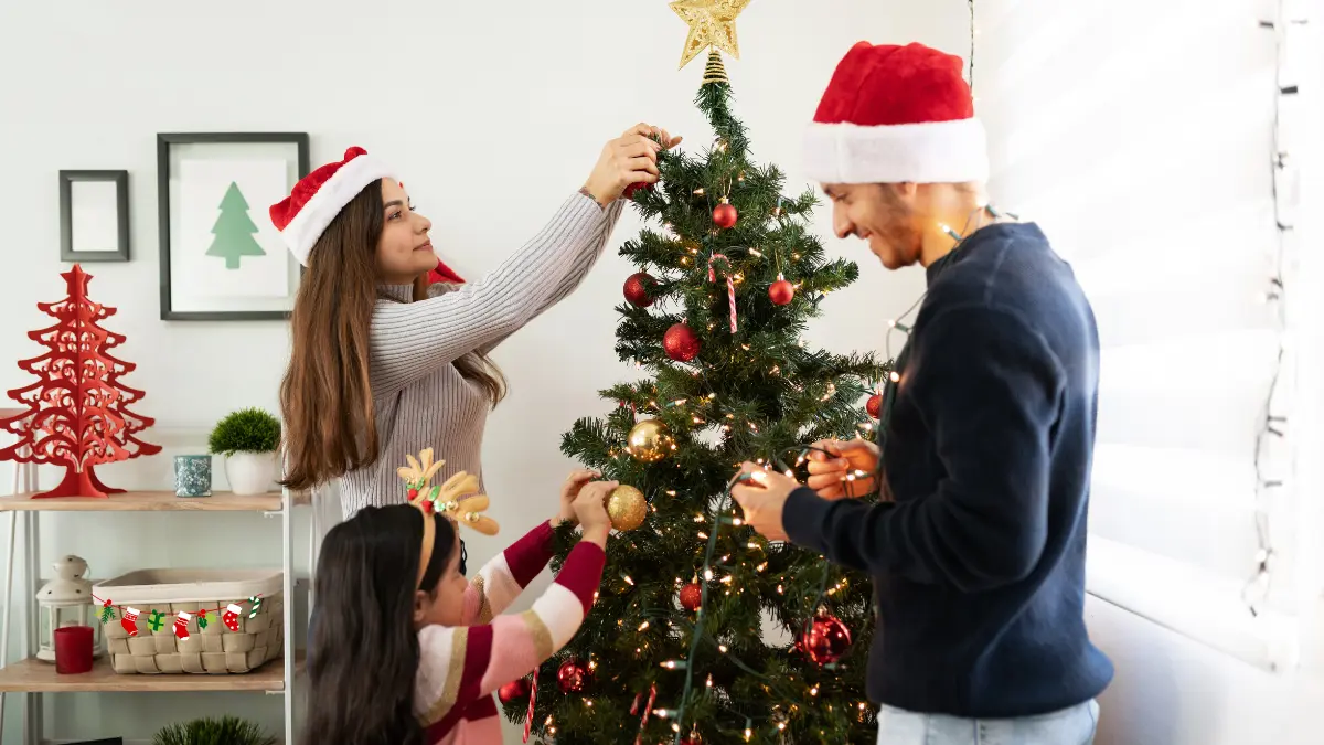 A pesar de la tradición, no hay una regla para cuando poner y quitar el árbolito Foto: Canva