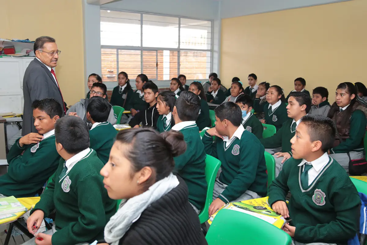 Niños de escuela secundaria. Foto: Gobierno de México