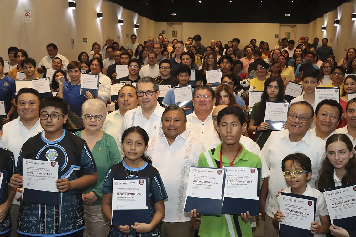 47 estudiantes yucatecos fueron reconocidos por las autoridades educativas tras participar en concursos de ciencias exactas.- Fuente UADY