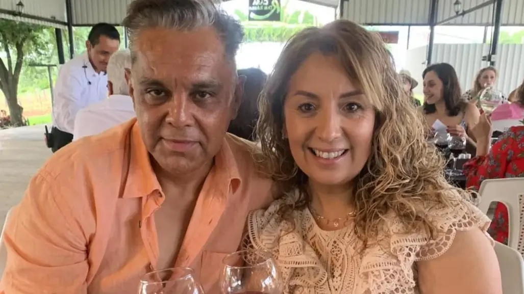 Julio César González sorprende a su esposa en su aniversario de bodas