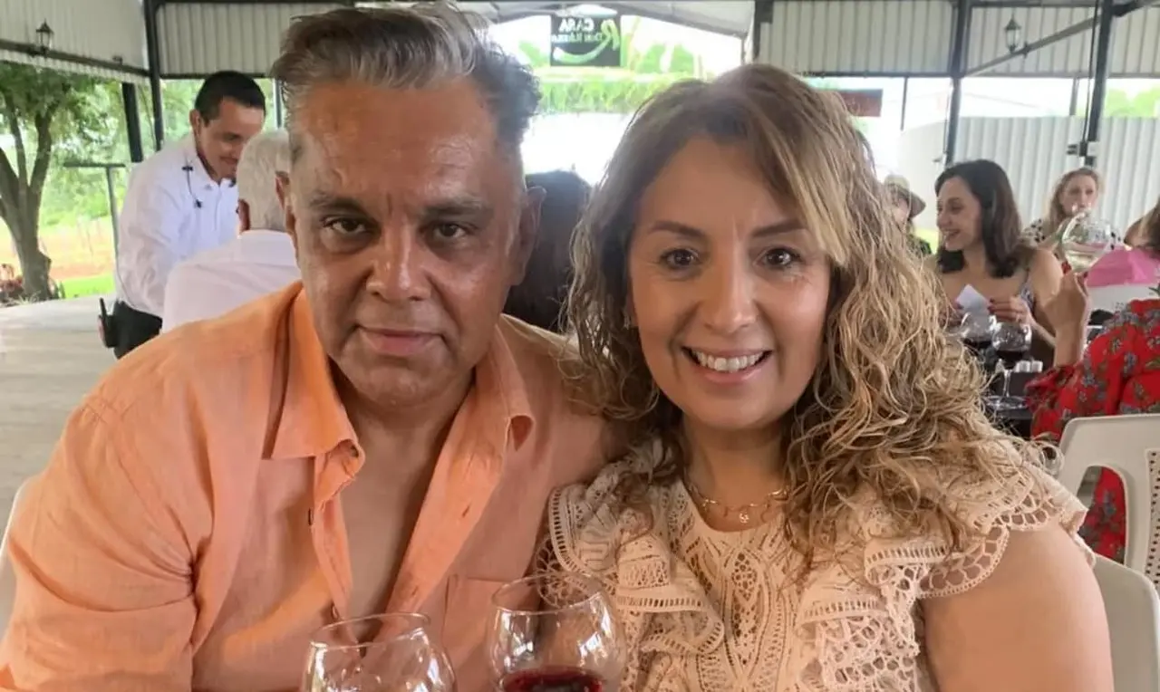 Julio César González sorprende a su esposa en su aniversario de bodas