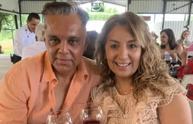 Julio César González sorprende a su esposa en su aniversario de bodas