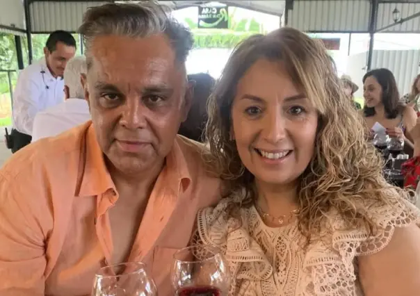 Julio César González sorprende a su esposa en su aniversario de bodas