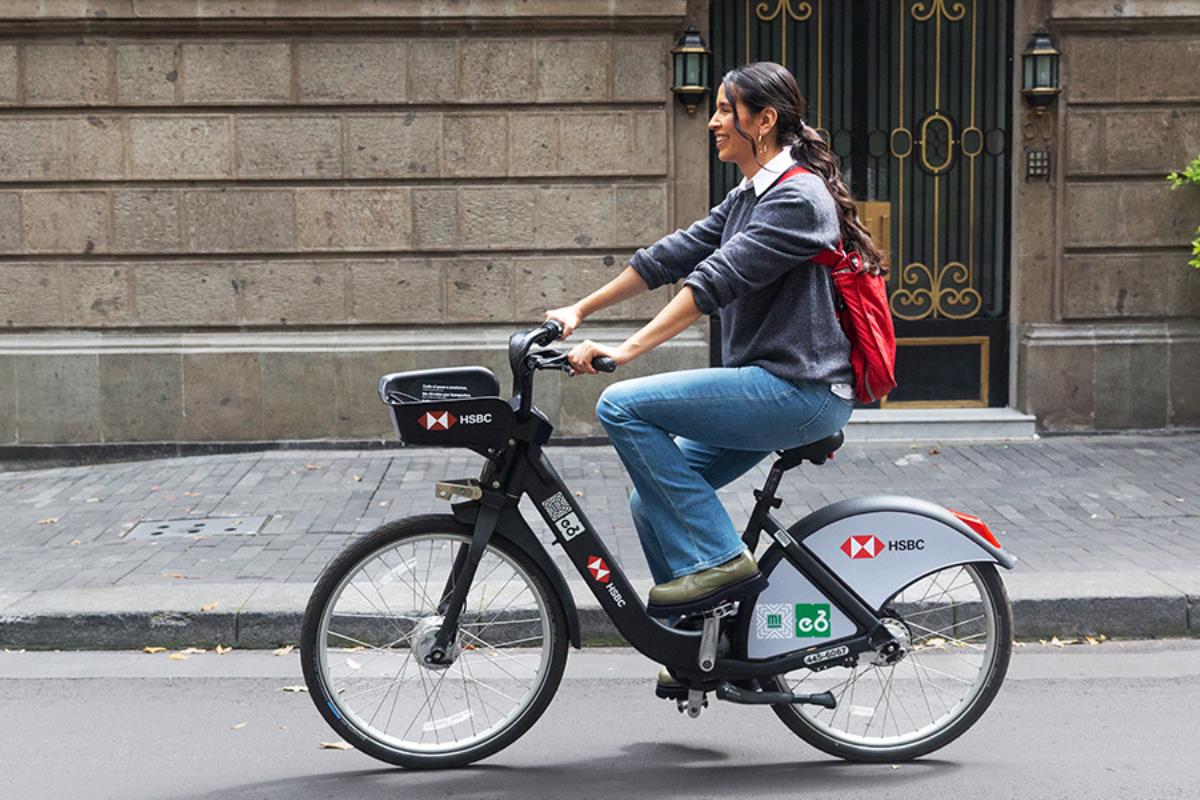 Persona en Ecobici en la CDMX. Foto: @ecobici