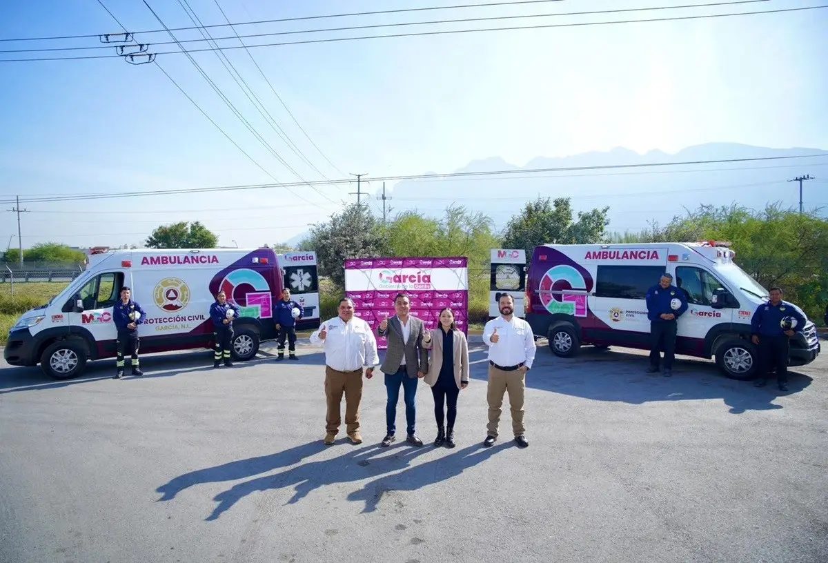 El alcalde de García, Manuel Guerra Cavazos, entregó dos ambulancias nuevas. Foto Facebook: Manuel Guerra Cavazos