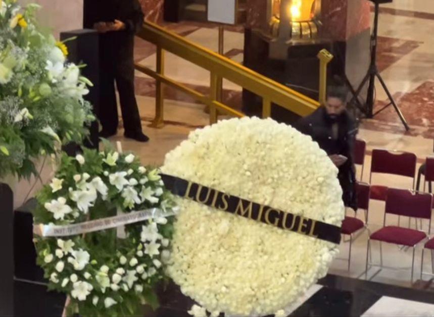 Luis Miguel envió una corona con su nombre al Palacio de Bellas Artes en el homenaje que se le realiza a Silvia Pinal. Foto. Cortesía.