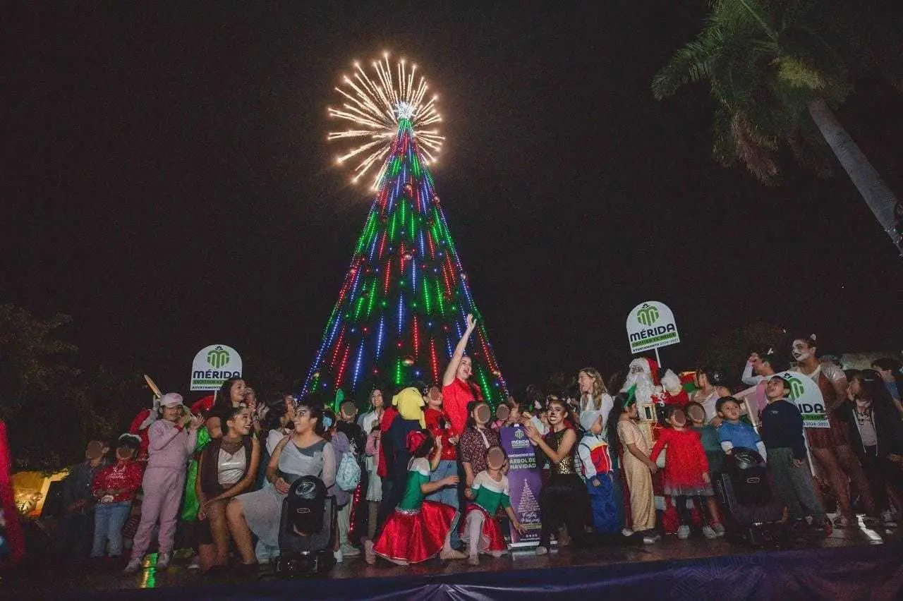 Este domingo, cientos de familia se reunieron para este tradicional encendido Foto: Ayuntamiento de Mérida