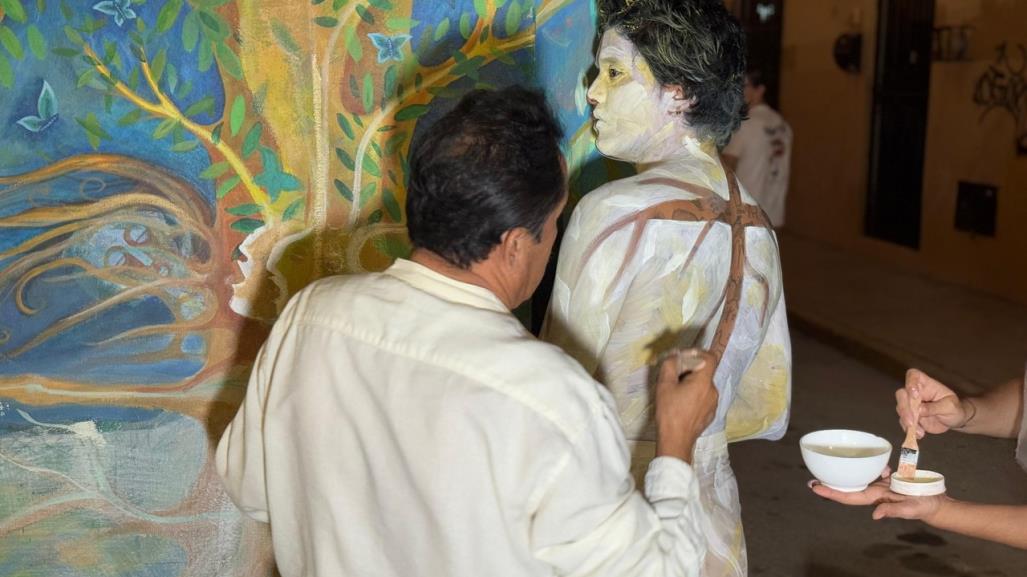 Noche blanca en Mérida: Body paint al aire libre, obra del pintor Abel Vázquez Hernández