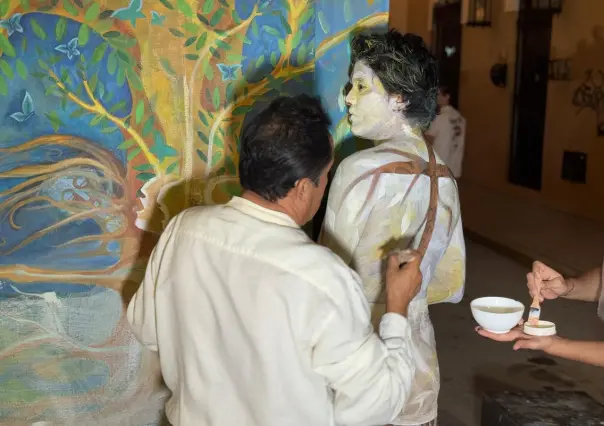 Noche blanca en Mérida: Body paint al aire libre, obra del pintor Abel Vázquez Hernández