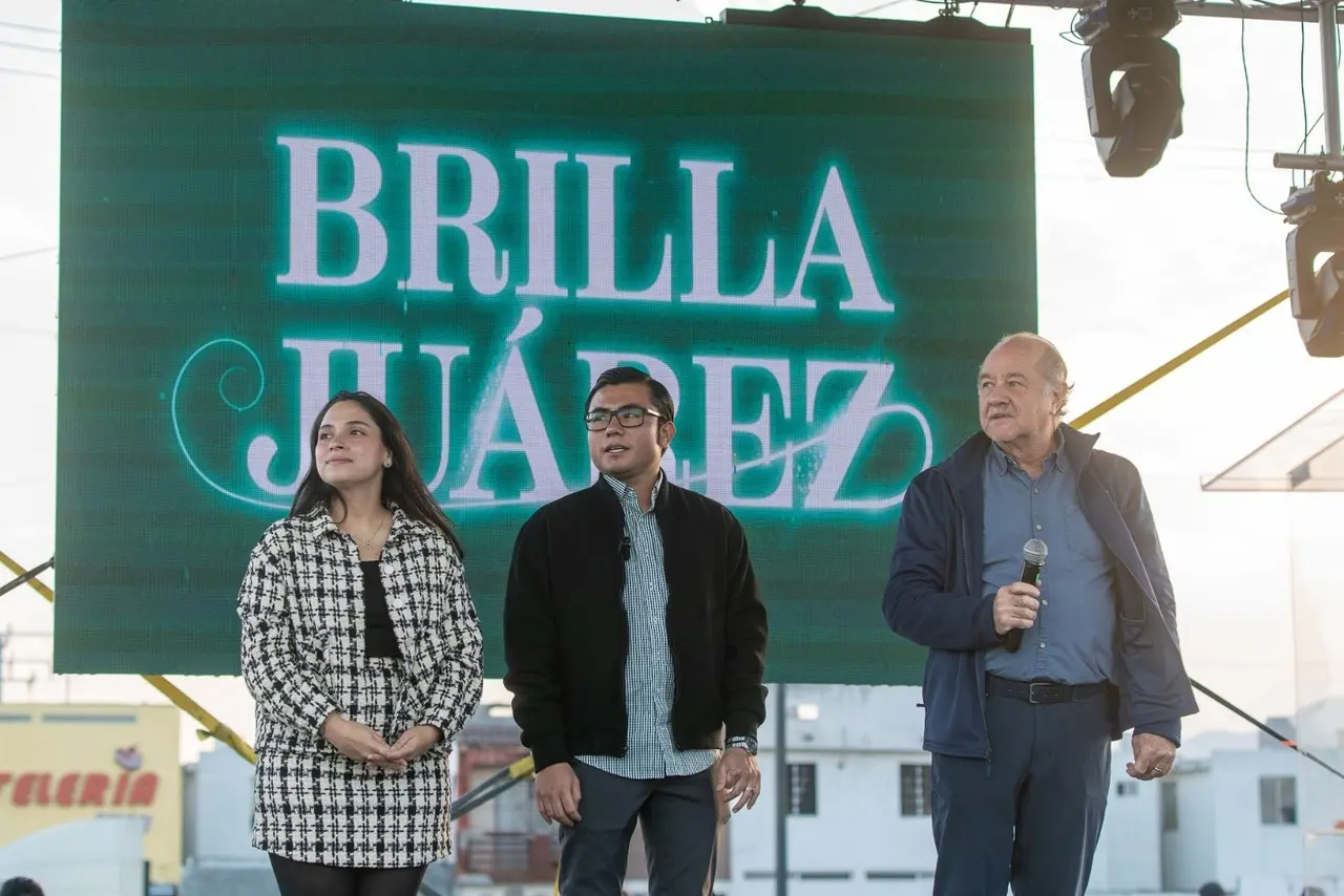 Félix Arratia, alcalde del municipio de Juárez junto a su esposa y el secretario de Gobierno de Nuevo León, Javier Navarro. Foto: Félix Arratia.