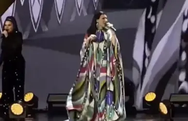 Laura Pausini sufre caída durante un concierto que ofrecía en Milán