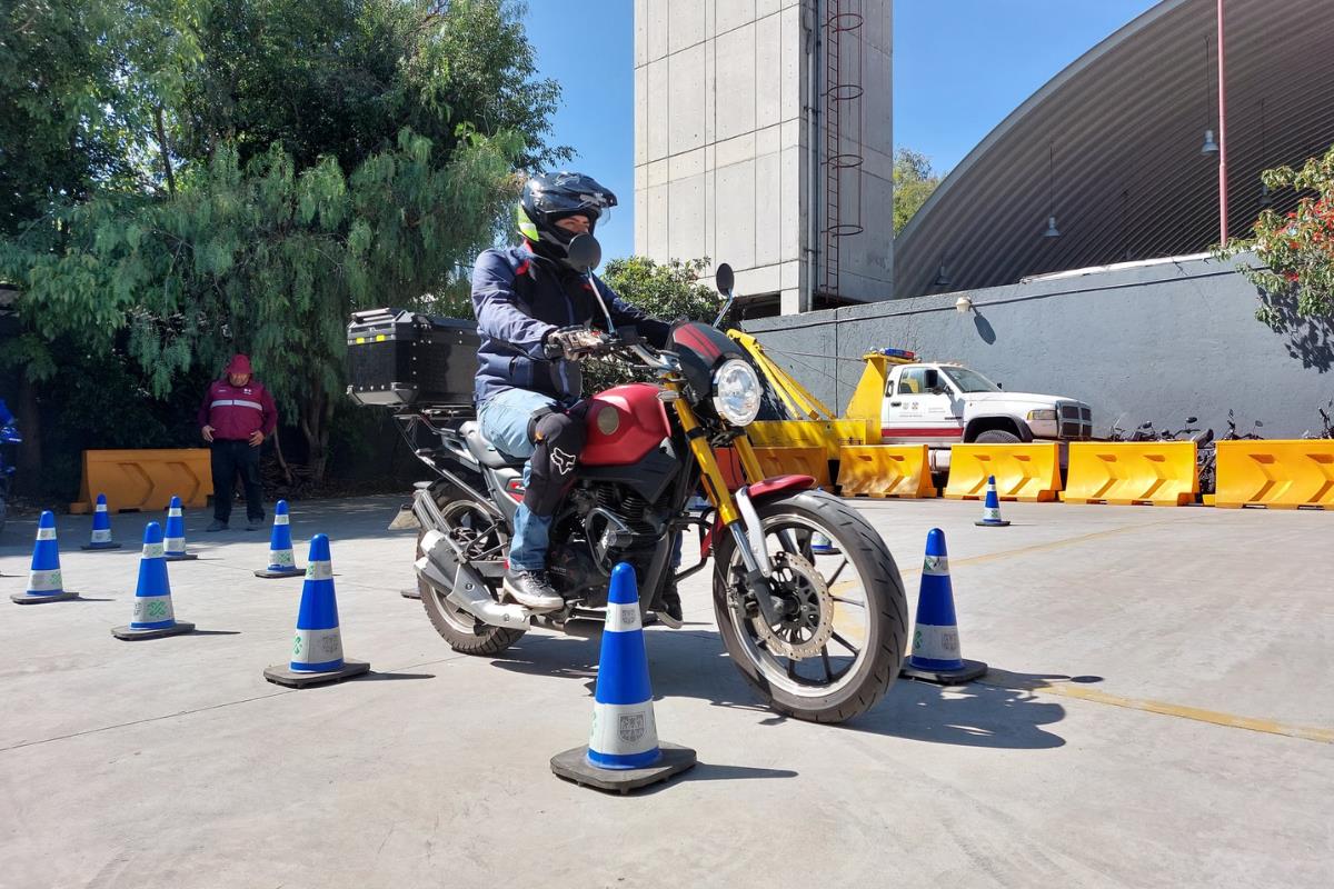 Persona tomando clases con motocicletas. Foto: @jeferadar