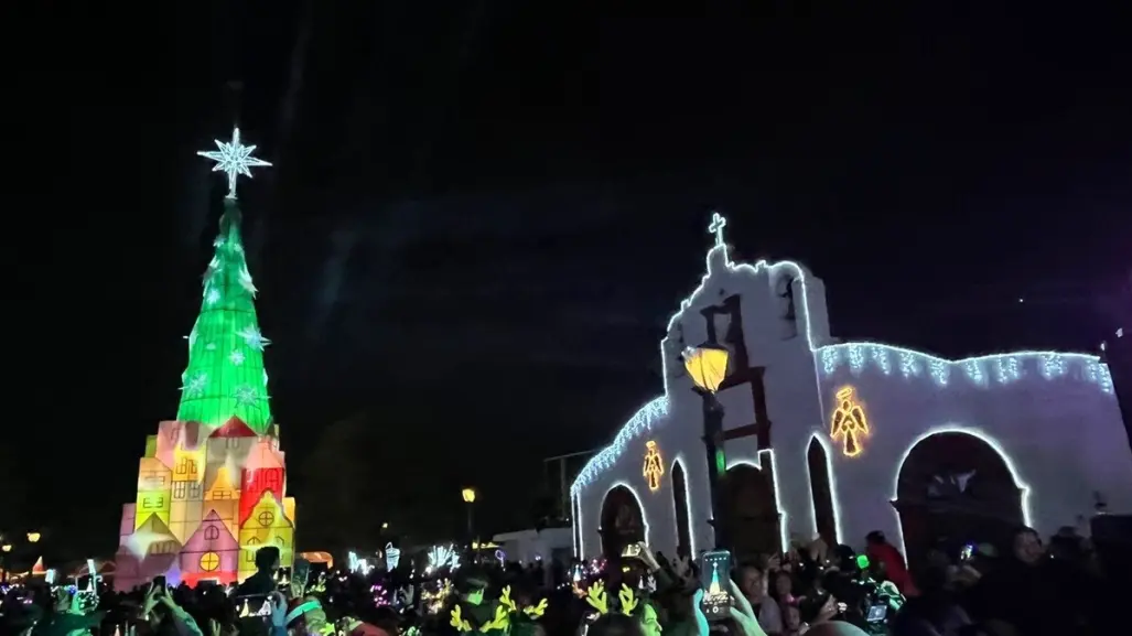 Navidad 2024: disfrutan encendido del pino navideño en Escobedo