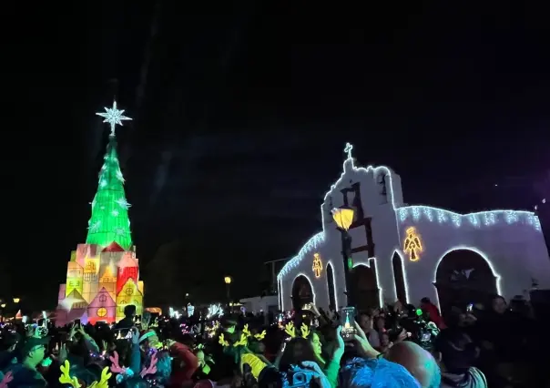 Navidad 2024: disfrutan encendido del pino navideño en Escobedo